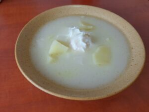 Buggyantott tojásleves krumplival