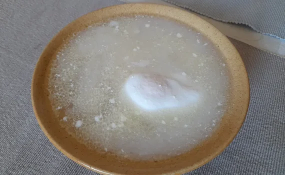 Fehér buggyantott tojásleves